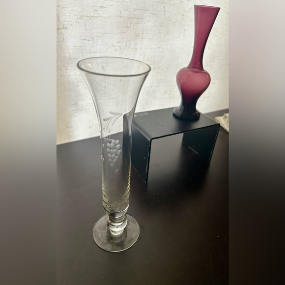 2 vintage bud vases. Amethyst 6” and 7.25” etched glass with grapes. - Picture 2 of 11